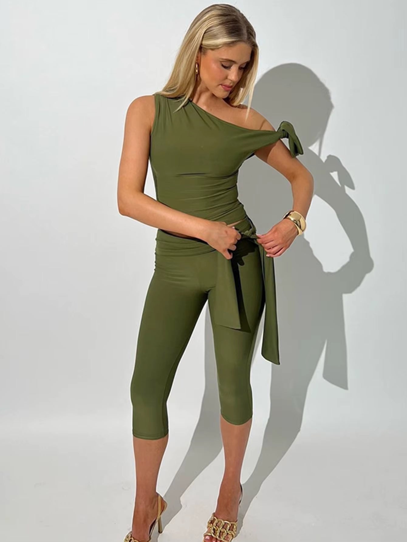 Solid One Shoulder Top & Knee Length Pants 2-piece set