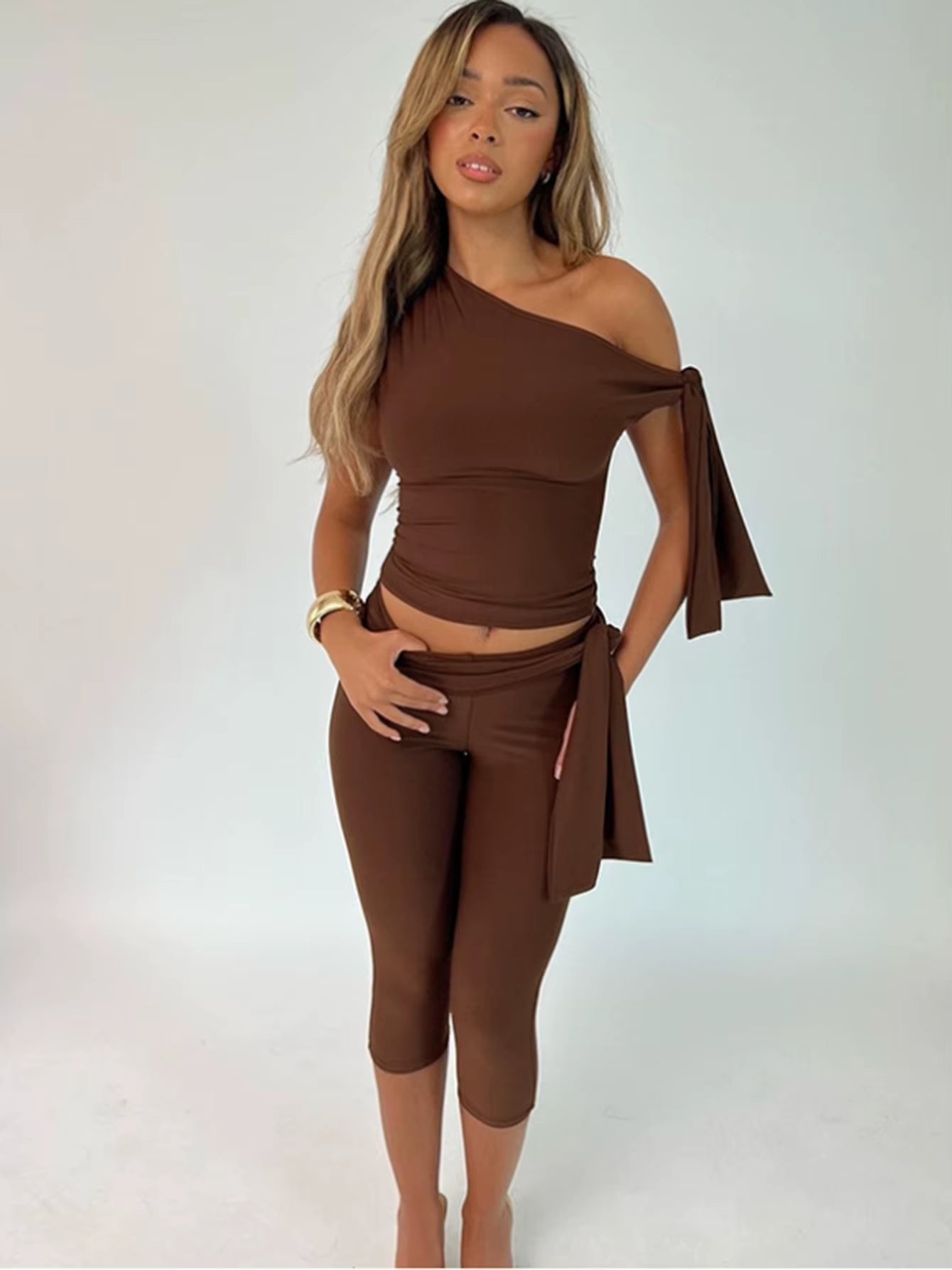 Solid One Shoulder Top & Knee Length Pants 2-piece set
